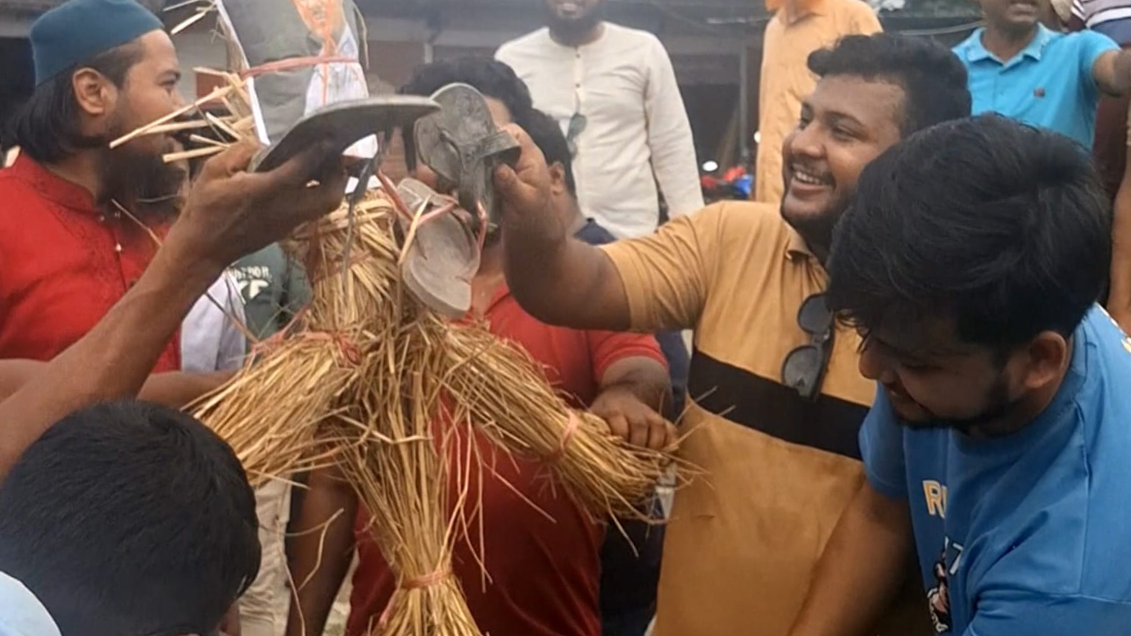 ফরিদগঞ্জে এনসিপির নাসিরুদ্দীন পাটওয়ারীর কুশপুত্তলিকা দাহ যুবদলের