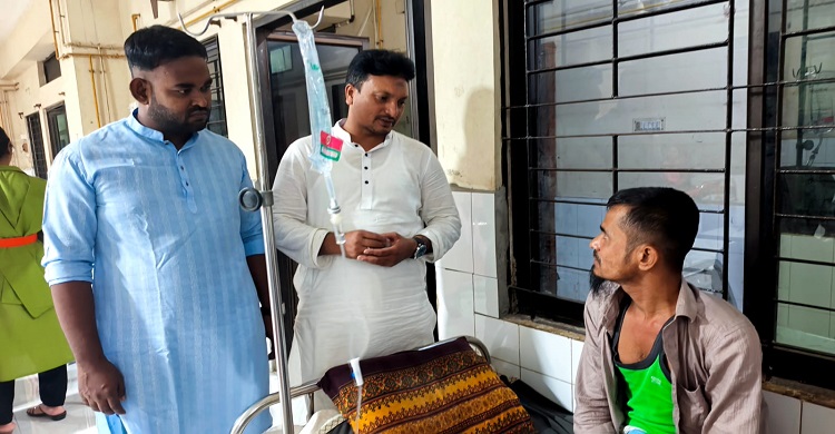 অসুস্থ টেলু হোসেন বেপারীর শয্যাপাশে পৌর স্বেচ্ছাসেবক দল