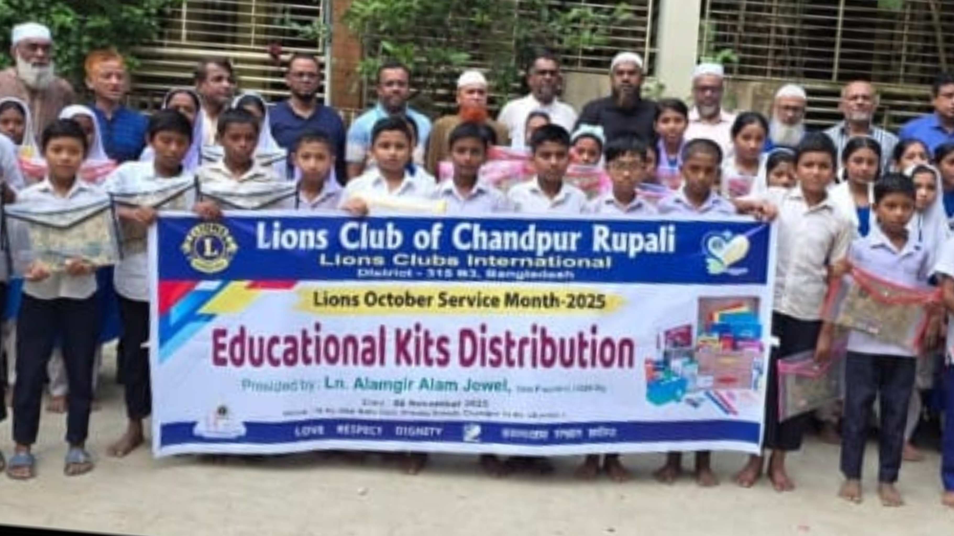 লায়ন্স ক্লাব অব চাঁদপুর রূপালীর শিক্ষা উপকরণ ও খাবার বিতরণ