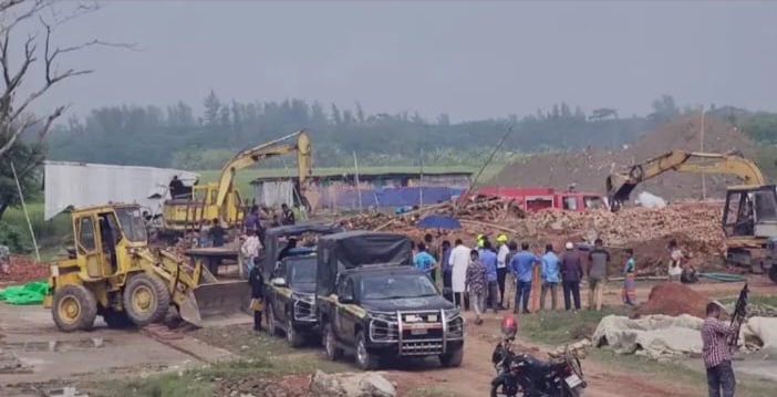 লক্ষ্মীপুরে অবৈধ ৫১ ইটভাটার মধ্যে দুটি গুঁড়িয়ে দেয়া হয়েছে