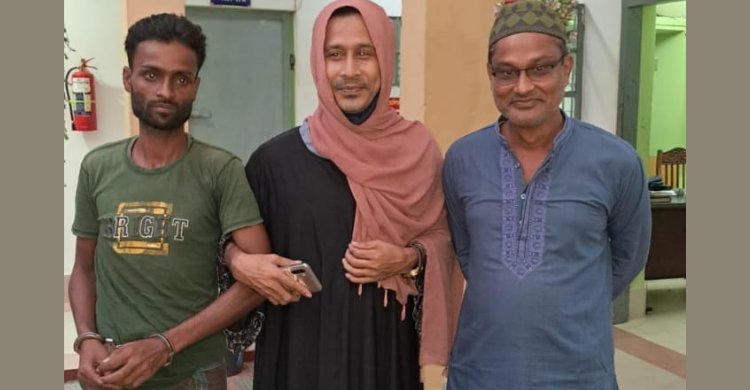 নারী সেজে চোরাচালান চক্রের সদস্যকে গ্রেপ্তার করেছে পুলিশ