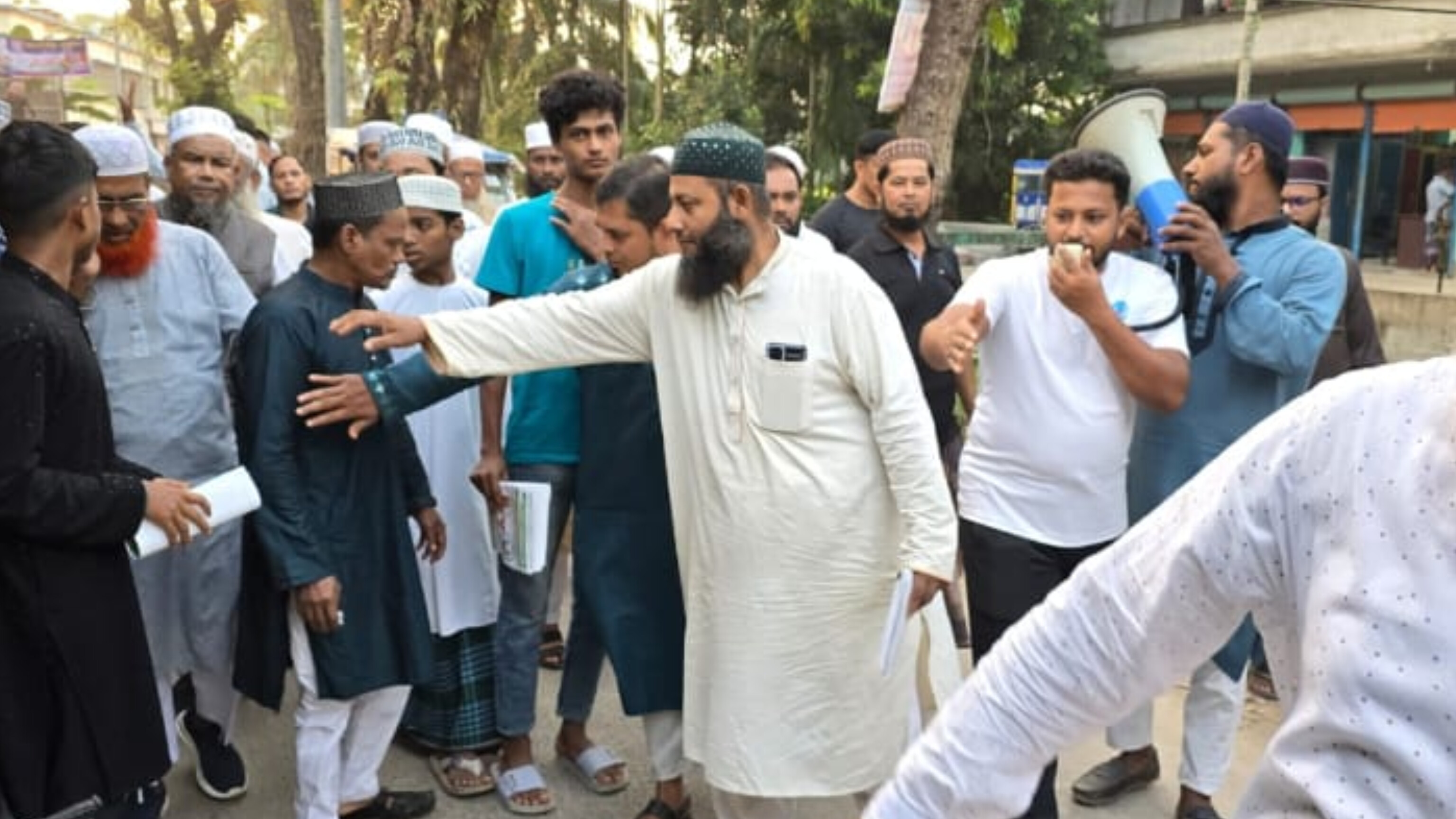 ফরিদগঞ্জের চরদুঃখিয়ায় দাঁড়িপাল্লার প্রার্থী মাও. বিল্লাল হোসাইন মিয়াজীর গণসংযোগ