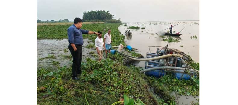 রায়পুরে আ'লীগ-বিএনপি মিলেমিশে নদী-খাল থেকে অবৈধ বালু উত্তোলন, ভাঙ্গছে বসতবাড়ি