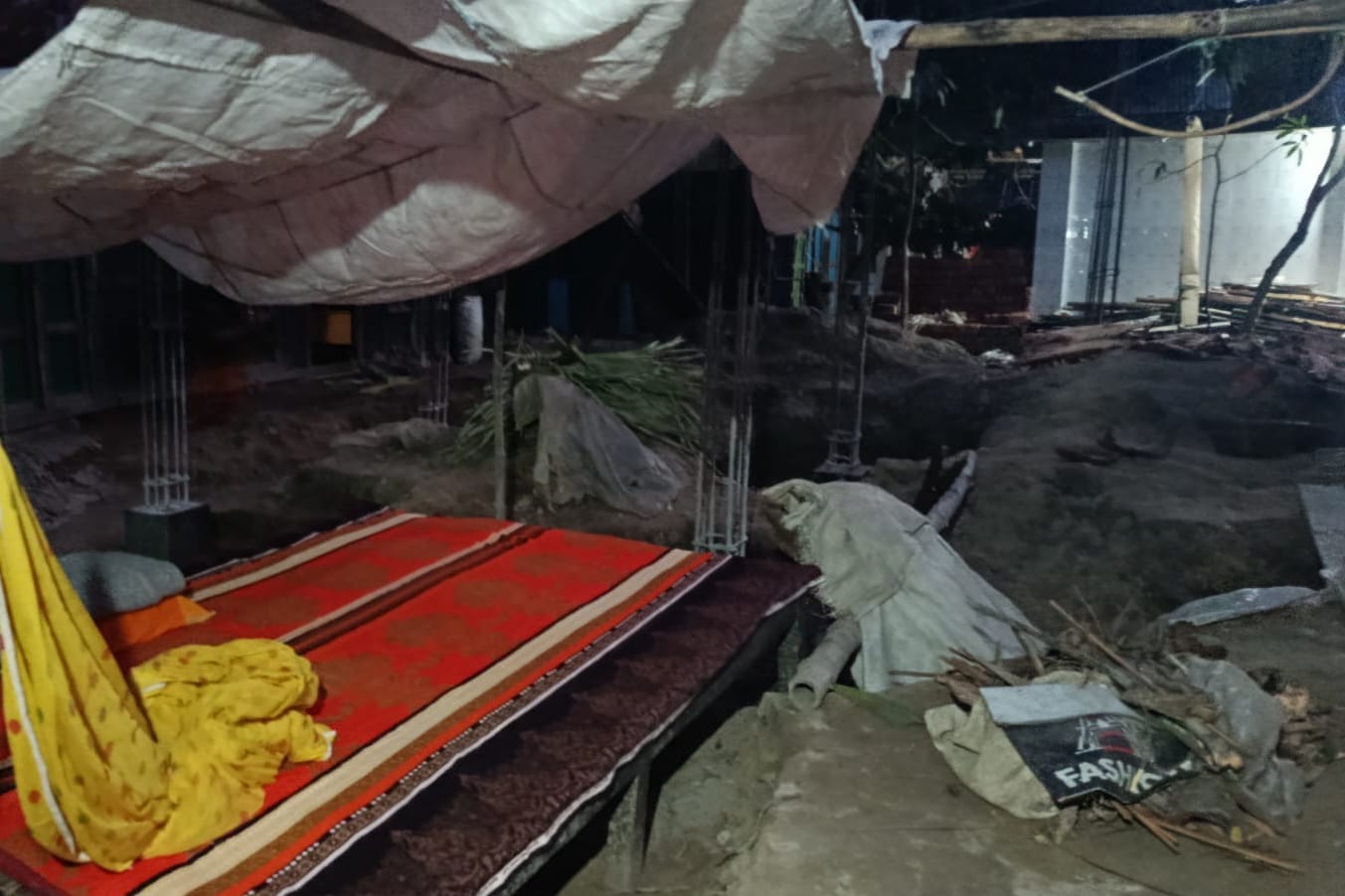 হাজীগঞ্জে সম্পত্তিগত বিরোধে হিন্দু পরিবার বসবাস করছে খোলা আকাশের নিচে