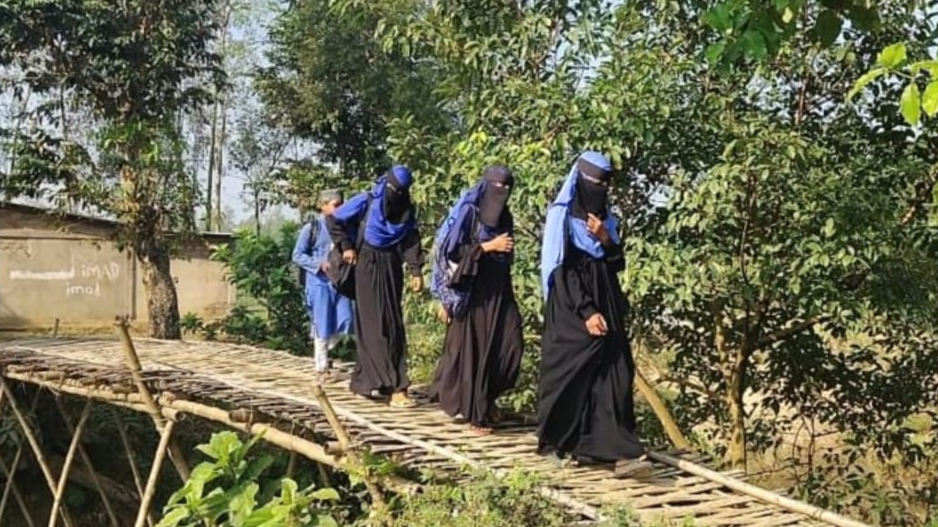 ব্রিজের অভাবে দুর্ভোগ পোহাচ্ছেন শিক্ষার্থীসহ হাজার হাজার মানুষ