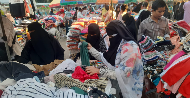 শীতের আগমনে ফুটপাতের দোকানে গরিব ও মধ্যবিত্তদের ভিড়