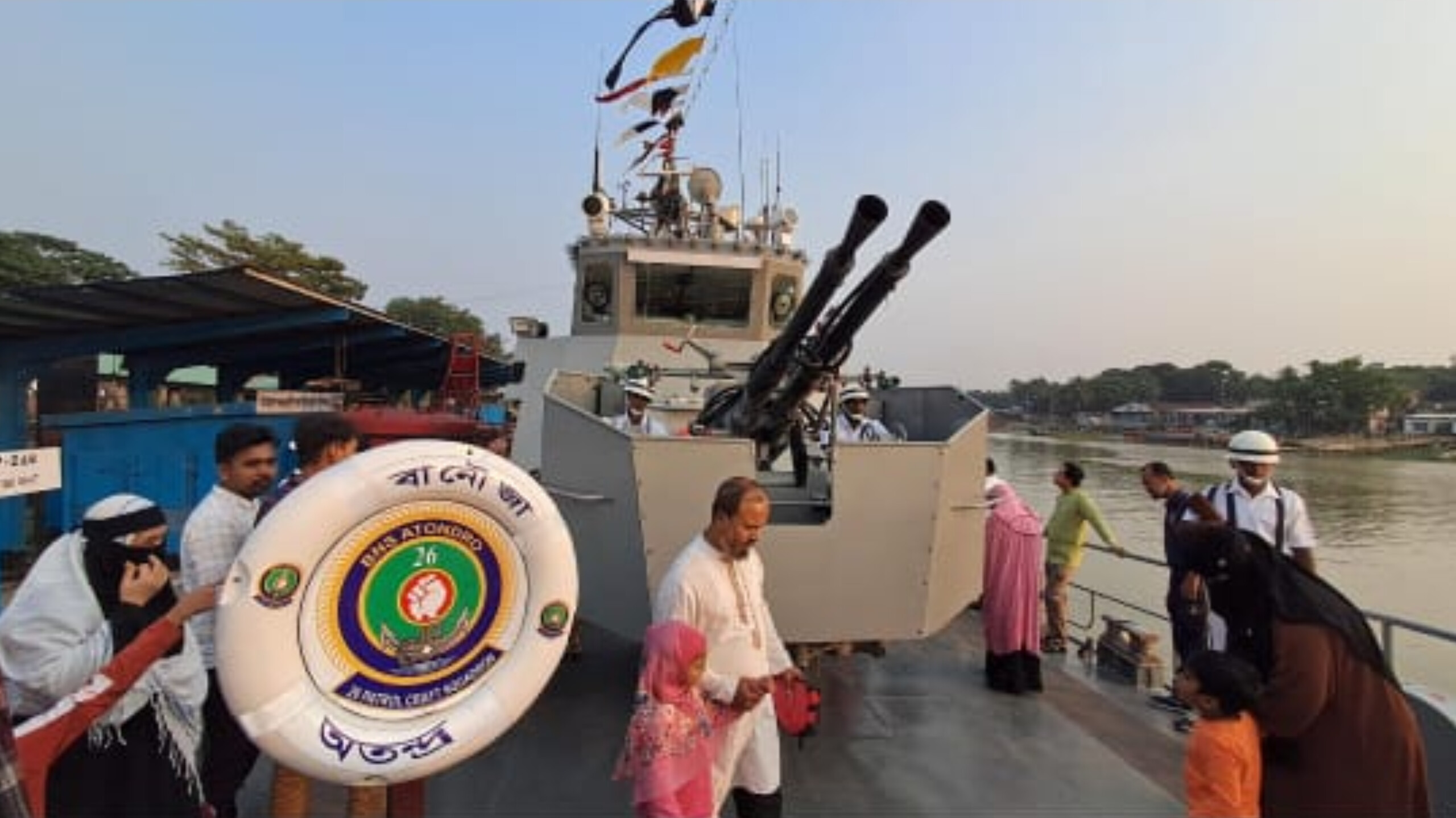 সশস্ত্র বাহিনী দিবসে যুদ্ধ জাহাজ দেখতে চাঁদপুরে দর্শনার্থীদের ভীড়