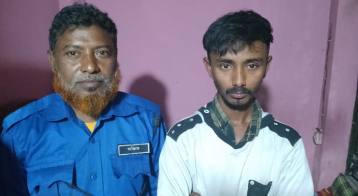 কমিউনিটি পুলিশিং টহল সদস্য মোবাইল চোর কিং রানাকে পুলিশে সোপর্দ করেছে