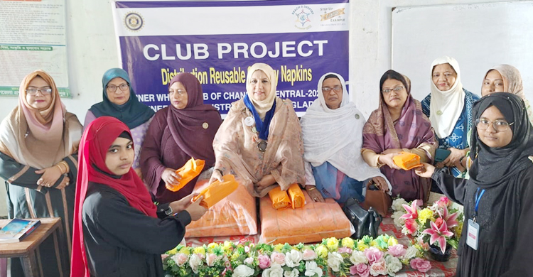 বলাখালে ছাত্রীদের মাঝে ইনার হুইল ক্লাব অব চাঁদপুর সেন্ট্রালের স্যানিটারী ন্যাপকিন বিতরণ
