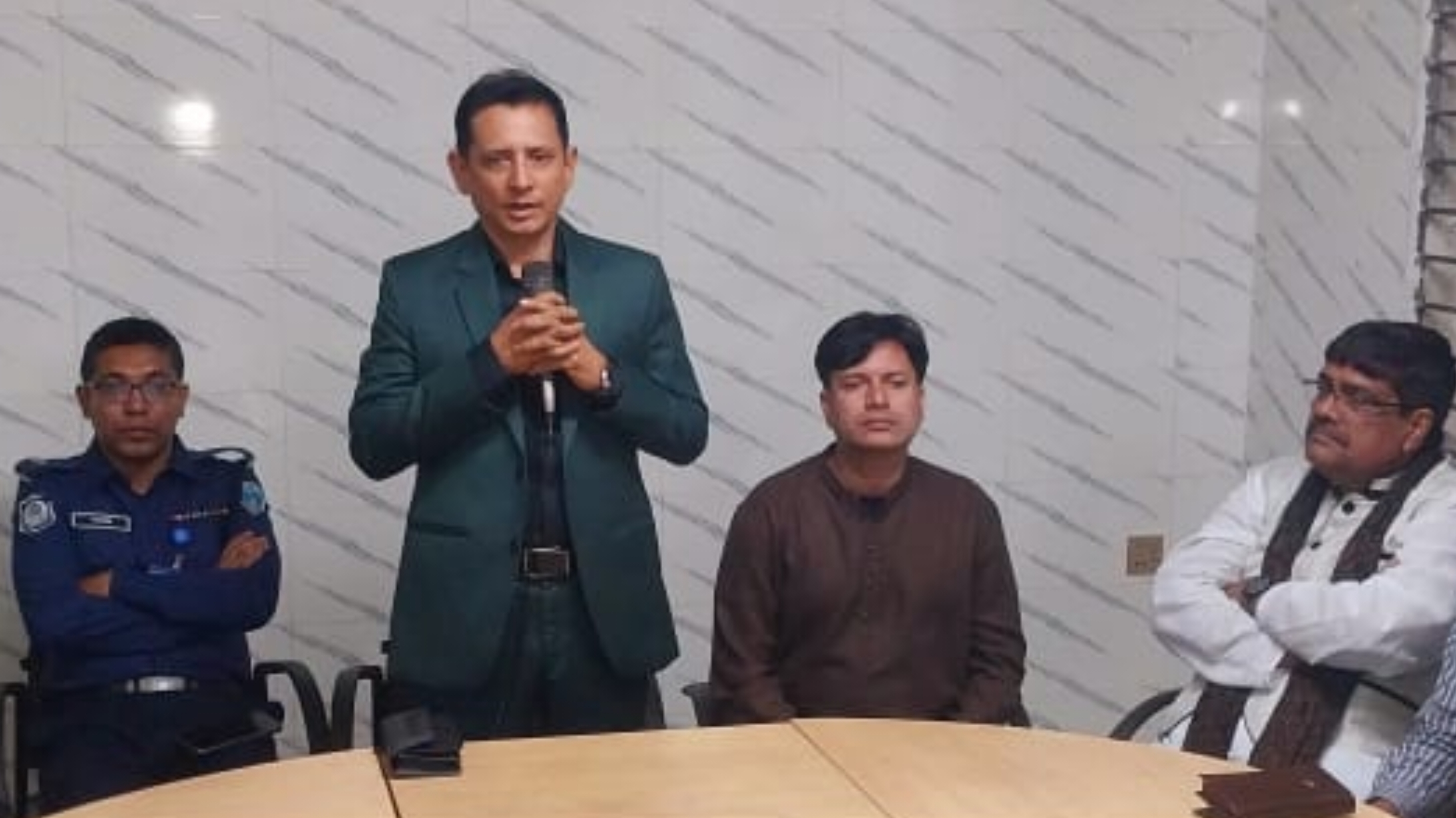 কুমিল্লায় সাংবাদিকদের ভালোবাসায় সিক্ত হলেন বিদায়ী পুলিশ সুপার