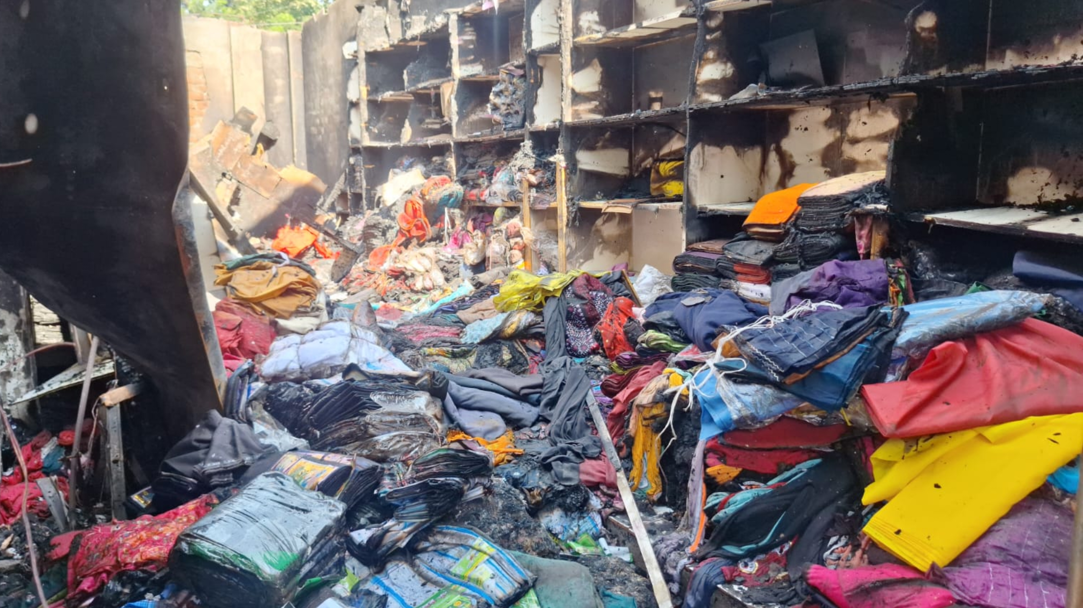 বলাখালে রাতের আগুনে ৫ ব্যবসায়ীর ভাগ্য পুড়ে ছাই।। ক্ষতি ৫ কোটি টাকা