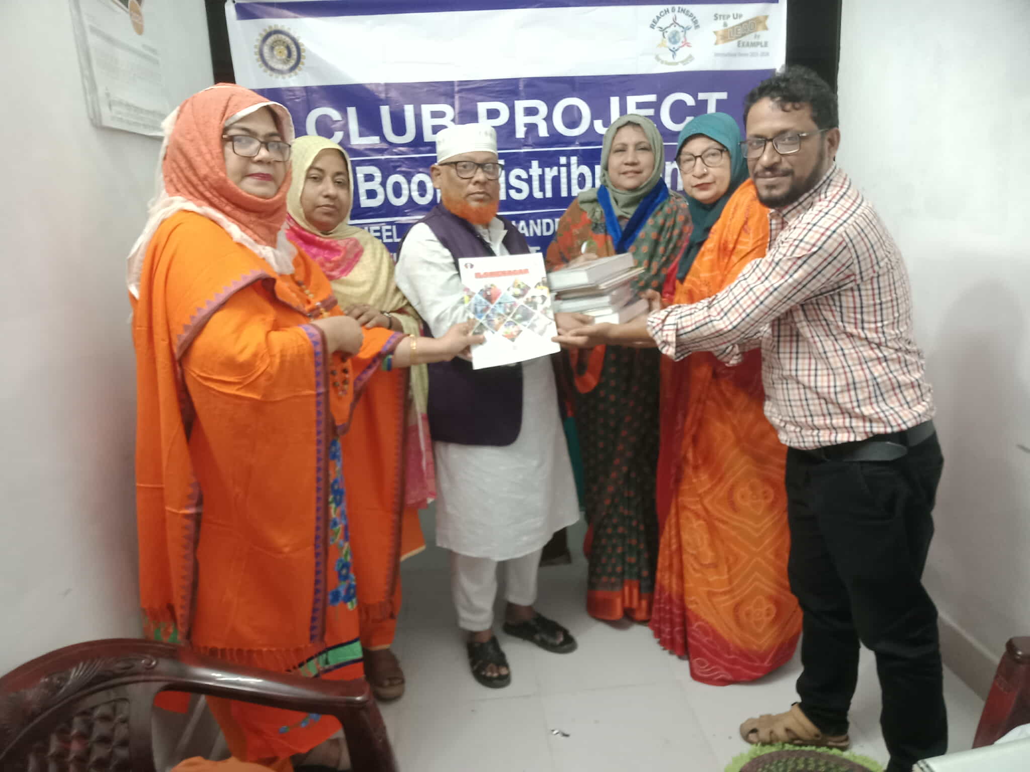 চাঁদপুর সেন্ট্রাল ইনার হুইল ক্লাবের বই বিতরণ কর্মসূচি অব্যাহত