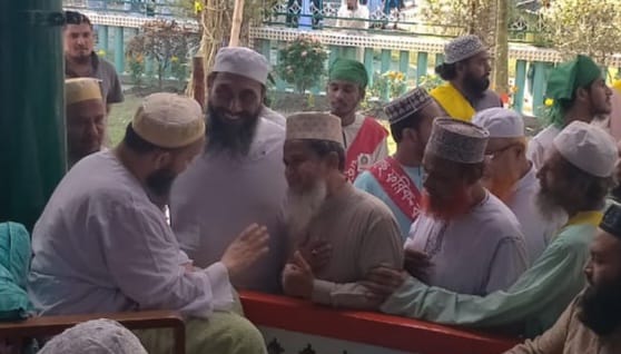 ছারছীনার পীর সাহেব থেকে দোয়া নিলেন মোমবাতির প্রার্থী আহসান উল্লাহ