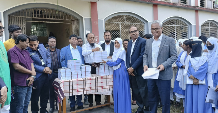 গরিব ও মেধাবী শিক্ষার্থীরা পেলো বিনামূল্যে নতুন বই