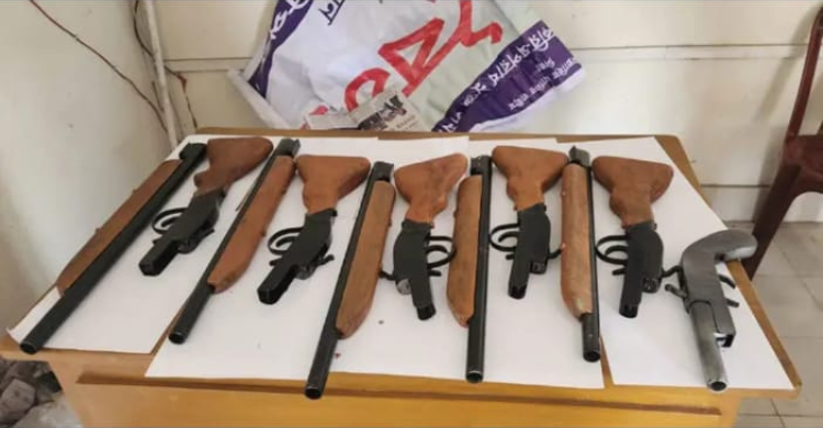 কবরস্থানে পাওয়া গেছে নতুন ৬টি আগ্নেয়াস্ত্র