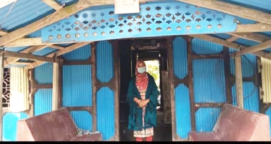 স্ত্রীর স্বীকৃতির দাবিতে প্রবাসীর বাড়িতে এক সন্তানের জননীর অবস্থান, আত্মহত্যার হুমকি