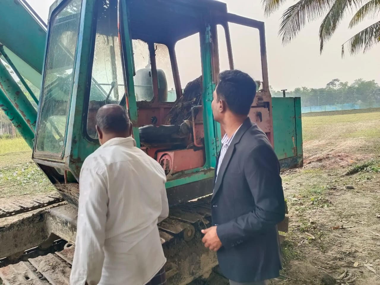 ফসলি জমি থেকে জোর করে মাটি কেটে নেওয়ার অভিযোগ* ভূমি-মালিক পরিবার নিরাপত্তাহীনতায়