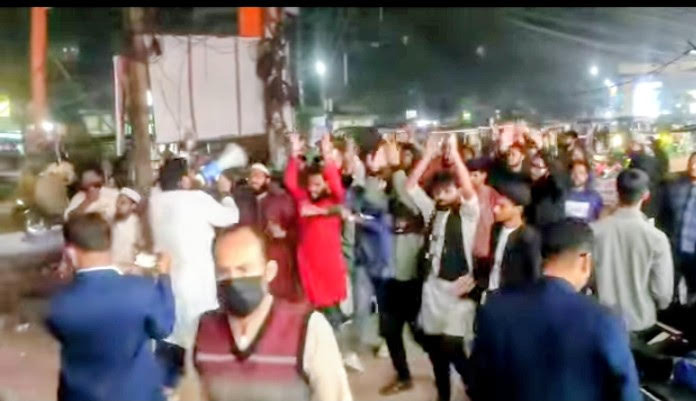 ইনকিলাব মঞ্চের হাদির ওপর হামলার প্রতিবাদে চাঁদপুরে বিক্ষোভ মিছিল