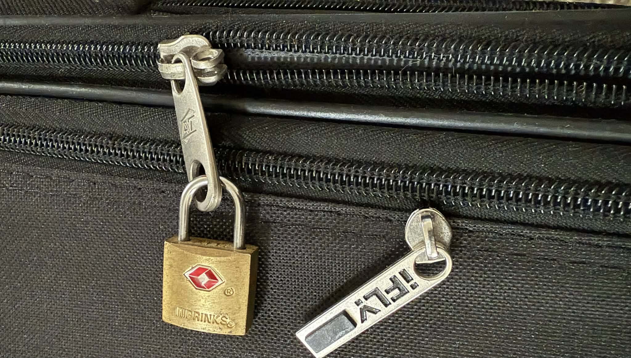 লাগেজ কাটা লোকের রুচি আছে!