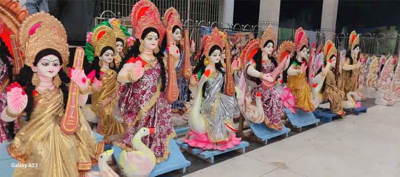 রং তুলির আঁচড়ে দেবীকে অপরূপ সাজে সাজাতে ব্যস্ততম সময় পার করছেন মৃৎশিল্পীরা