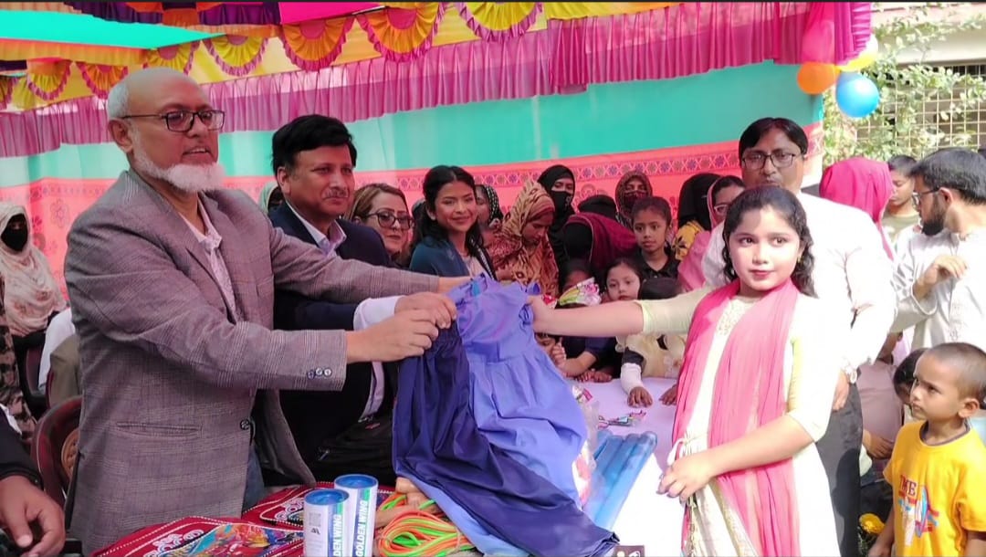 ফরিদগঞ্জে ৬ শিক্ষা প্রতিষ্ঠানের সহস্রাধিক শিক্ষার্থীর মাঝে ড্রেস ও শিক্ষা উপকরণ বিতরণ