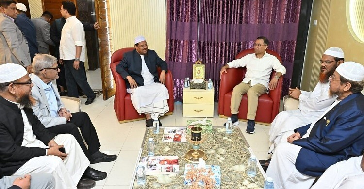 চরমোনাই পীরের বাসায় তারেক রহমান