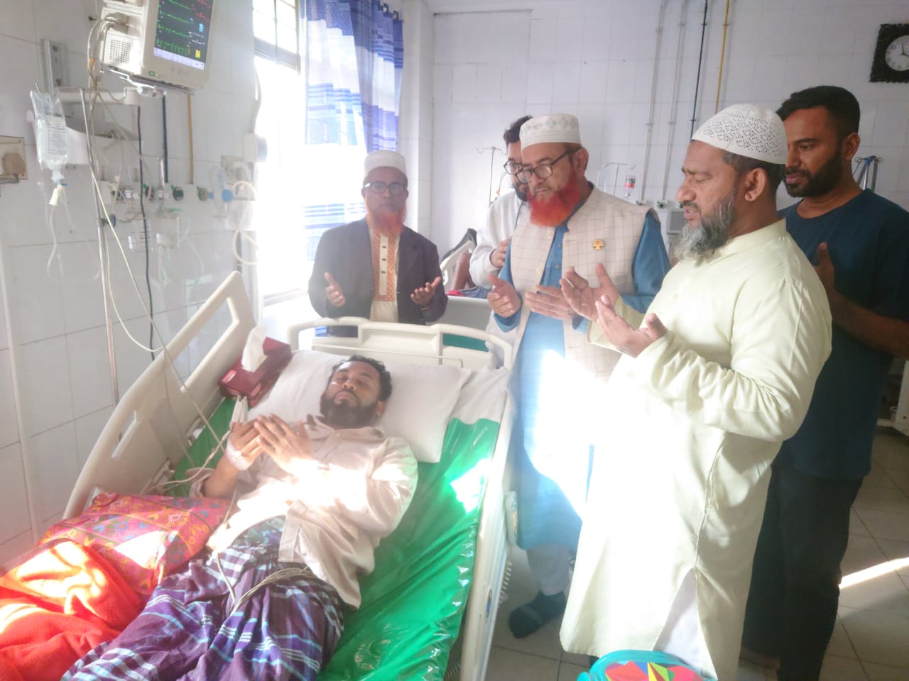 জাকির হোসেনের খোঁজ খবর নিতে হাসপাতালে অ্যাড. শাহজাহান মিয়া