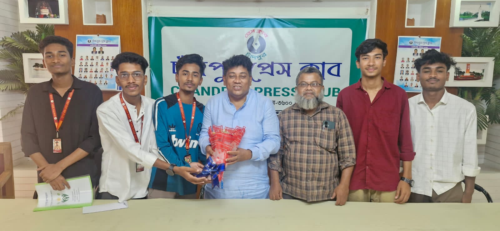 চাঁদপুর প্রেস ক্লাবের সভাপতি ও সাধারণ সম্পাদকের সাথে 'তারুণ্যের আলো' নেতৃবৃন্দের শুভেচ্ছা বিনিময়
