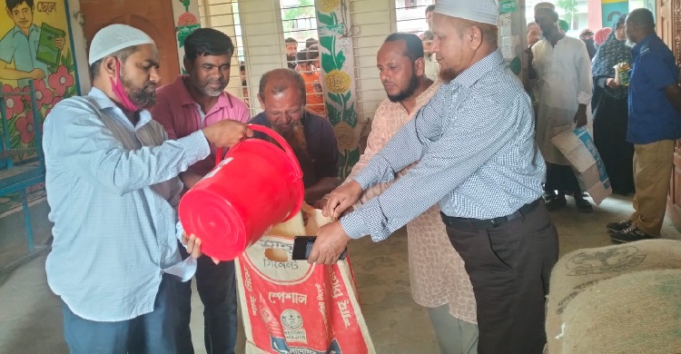 কচুয়ায় দুঃস্থ ও অসহায় পরিবারের মাঝে ভিজিএফের চাল বিতরণ