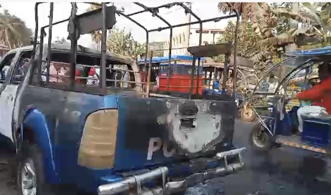 চাঁদপুর পুলিশ লাইনসের সামনে সিএনজিতে আগুন, পুলিশের গাড়িও পুড়ে ক্ষতিগ্রস্ত