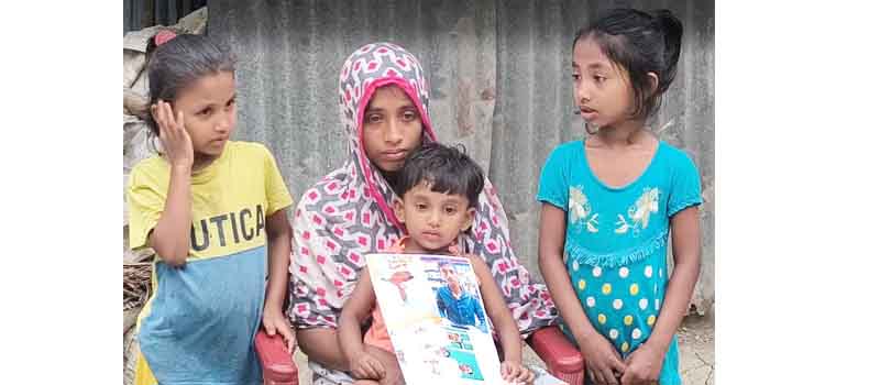 বাবার লাশের জন্যে সন্তানদের অপেক্ষা