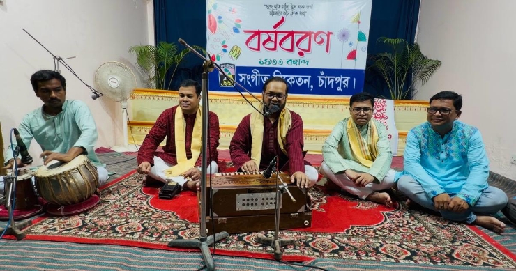 বর্ষবরণে গান গেয়ে মন জয় করলেন জেলা প্রশাসক