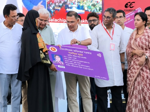 যে দশজন নারী প্রধানমন্ত্রীর হাত থেকে ফ্যামিলি কার্ড গ্রহণ করলেন