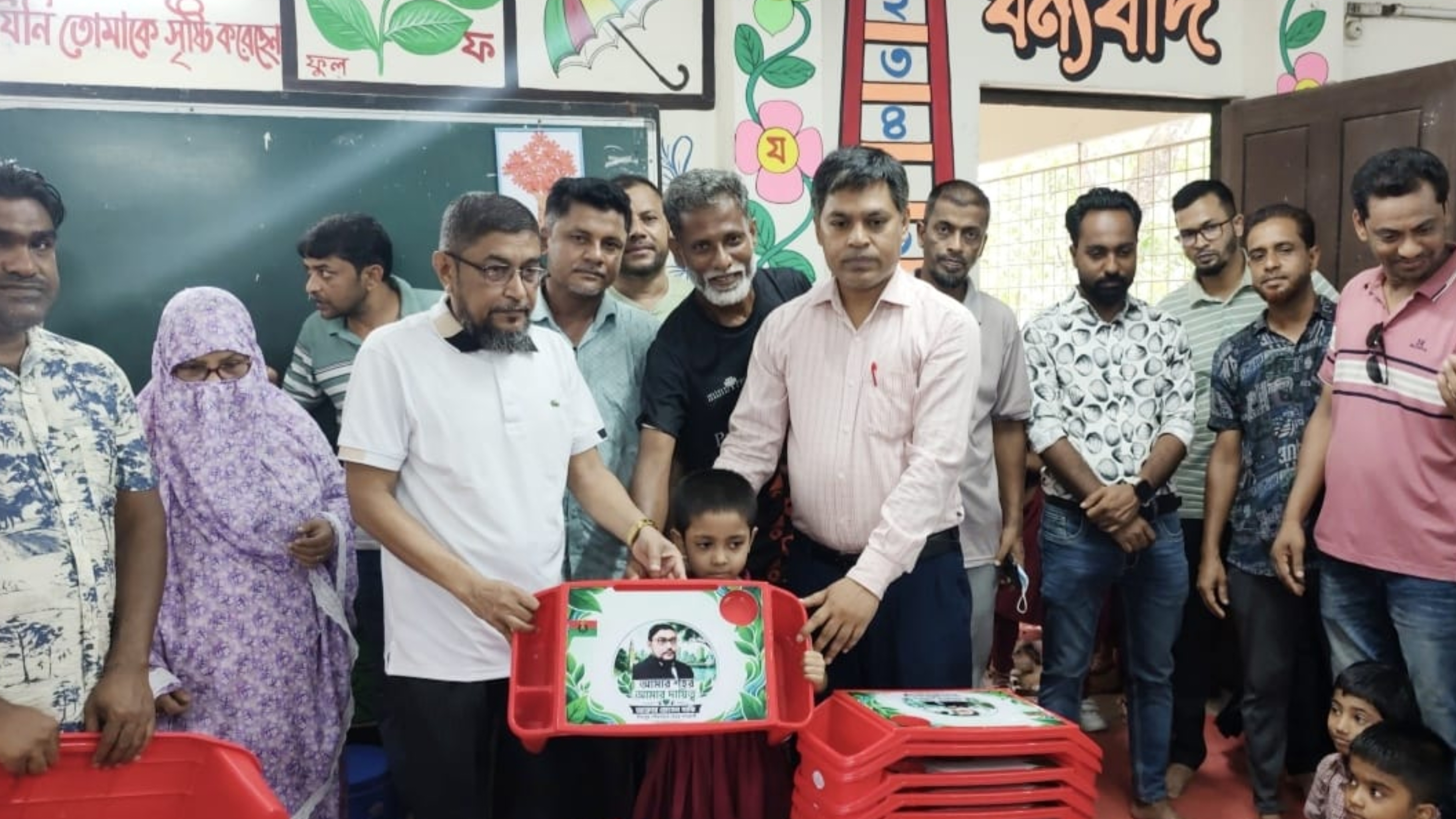 বিষ্ণুদী আজিমিয়া সপ্রাবিতে মেয়র প্রার্থী আক্তার মাঝির বেবি টেবিল বিতরণ