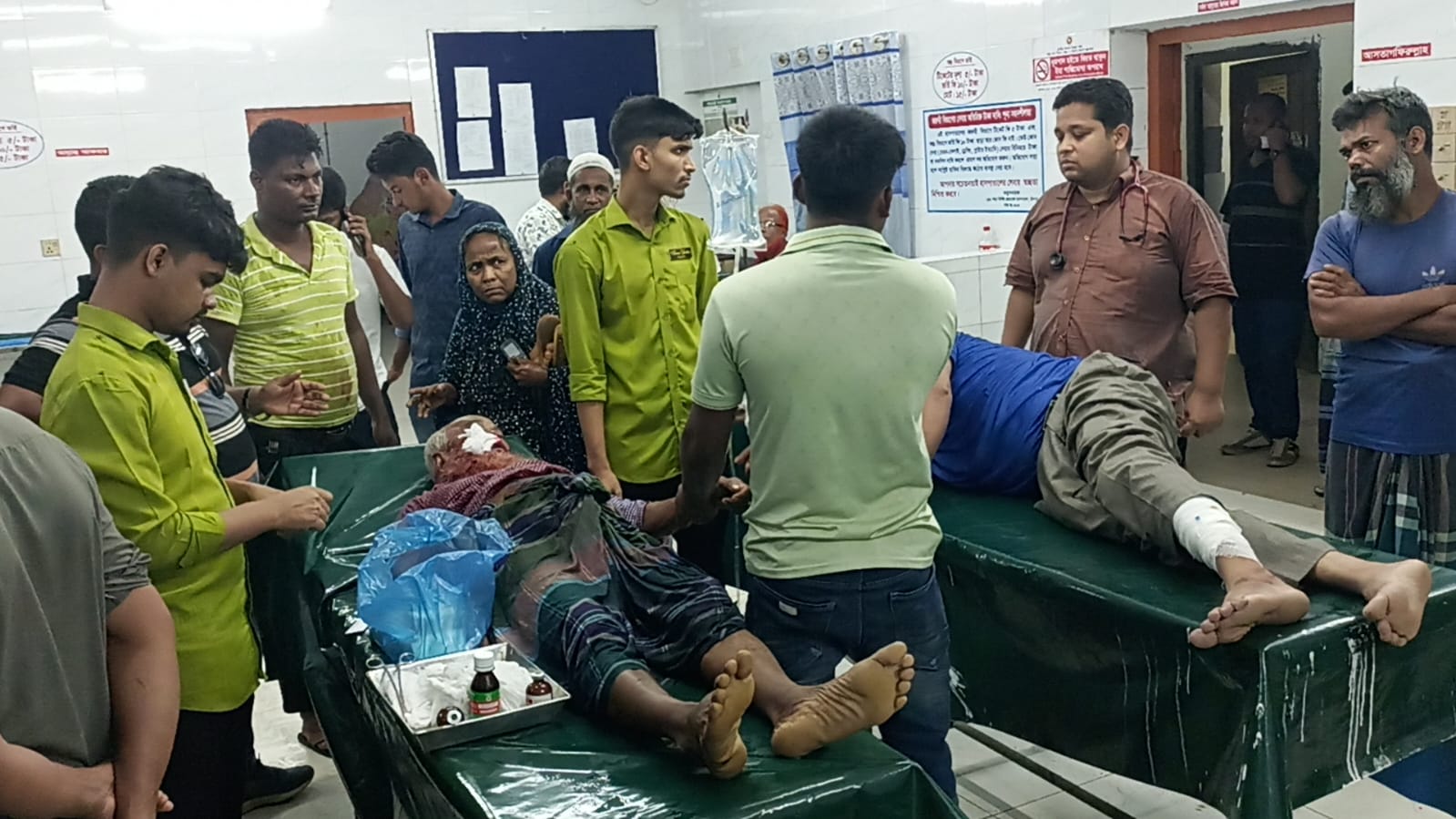 চাঁদপুর লঞ্চঘাটে ঝড়ের কবলে যাত্রীবাহী লঞ্চ, আহত বহু যাত্রী
