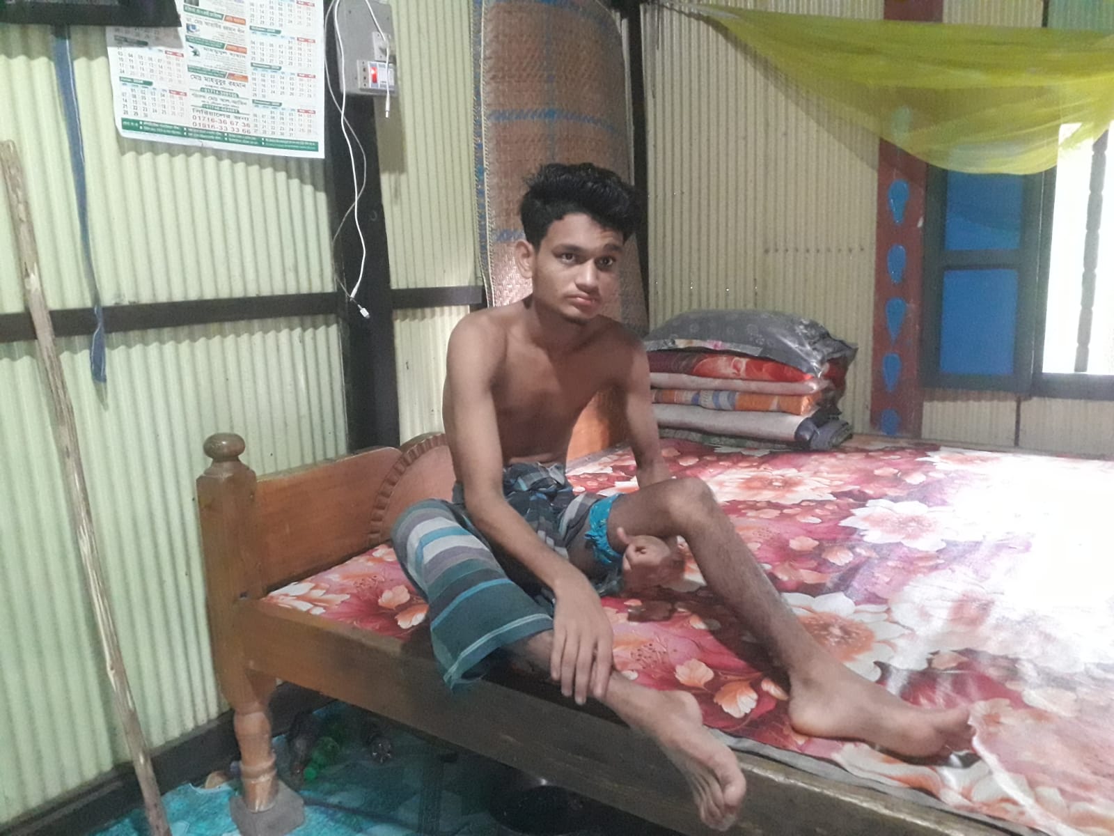 বিত্তবানদের সহযোগিতায় বাঁচতে চায় রাজারগাঁওয়ের যুবক আনাছ