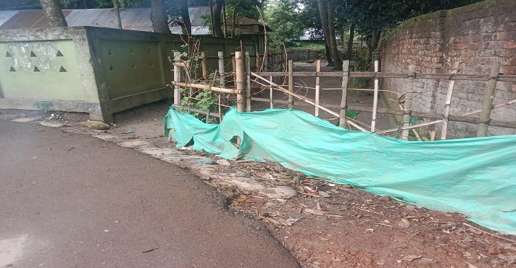রামচন্দ্রপুর গ্রামে বেড়ায় অবরুদ্ধ ক'টি পরিবার