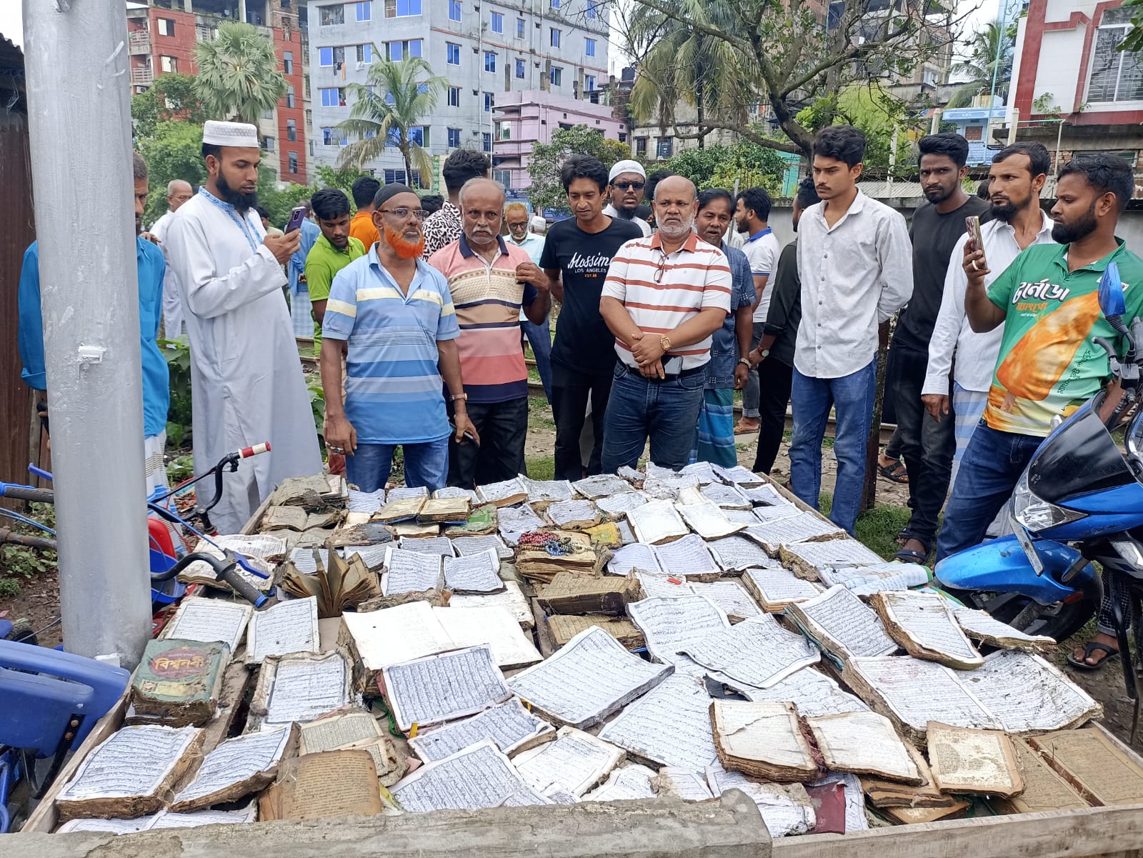 রেলওয়ে লেকের পাড়ের আবর্জনায় মিললো তিন বস্তা কোরআন শরীফ।। ক্ষোভ ও উদ্বেগ