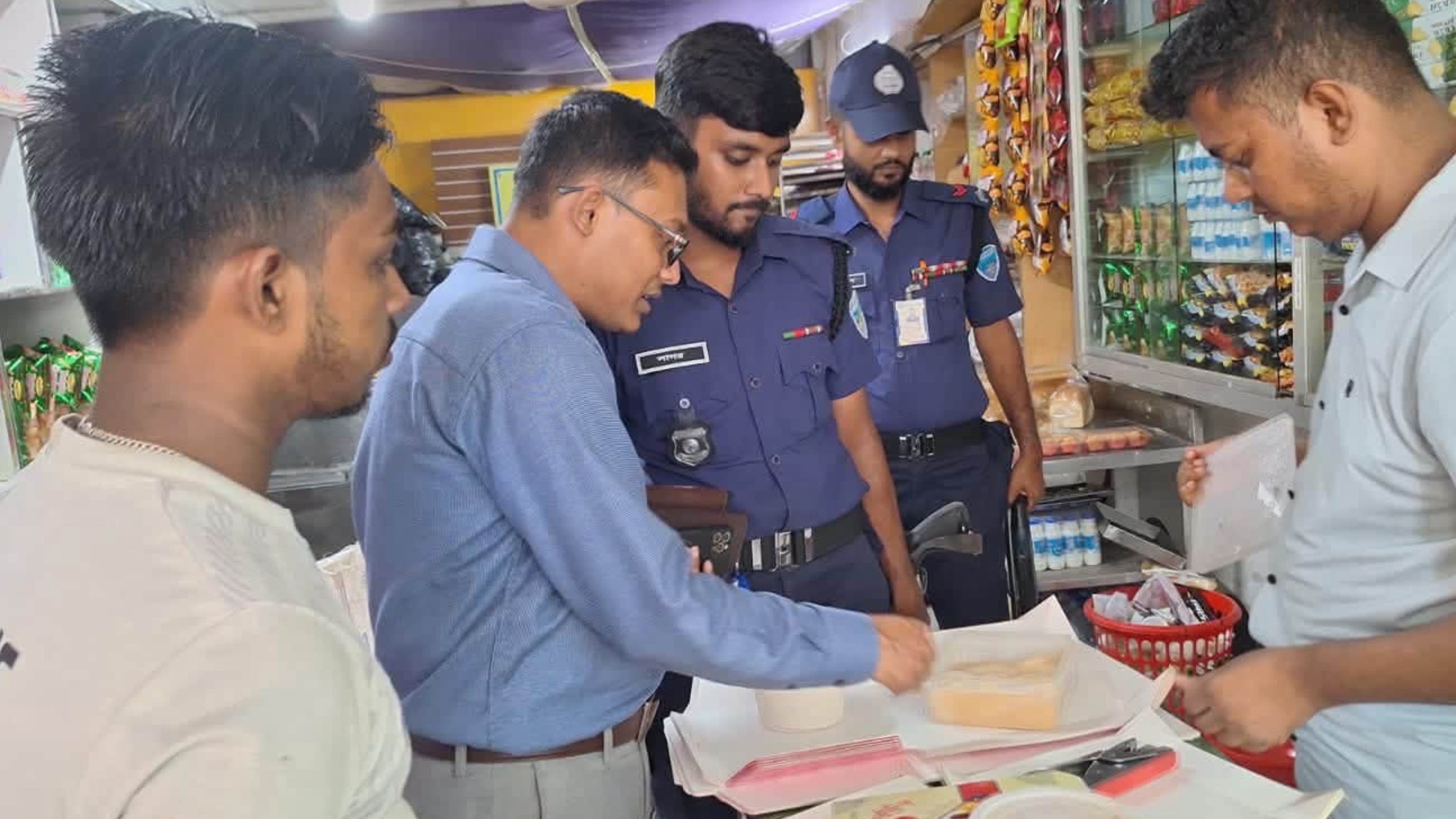 ফরক্কাবাদ বাজারে ২টি মিষ্টি দোকানকে বিভিন্ন অনিয়মে ৬০ হাজার টাকা জরিমানা