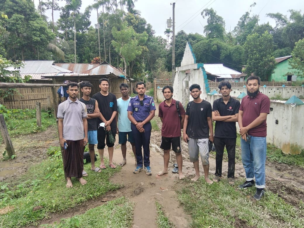 হামহাম জলপ্রপাতে আটকেপড়া আহত পর্যটকসহ ১০ পর্যটক উদ্ধার