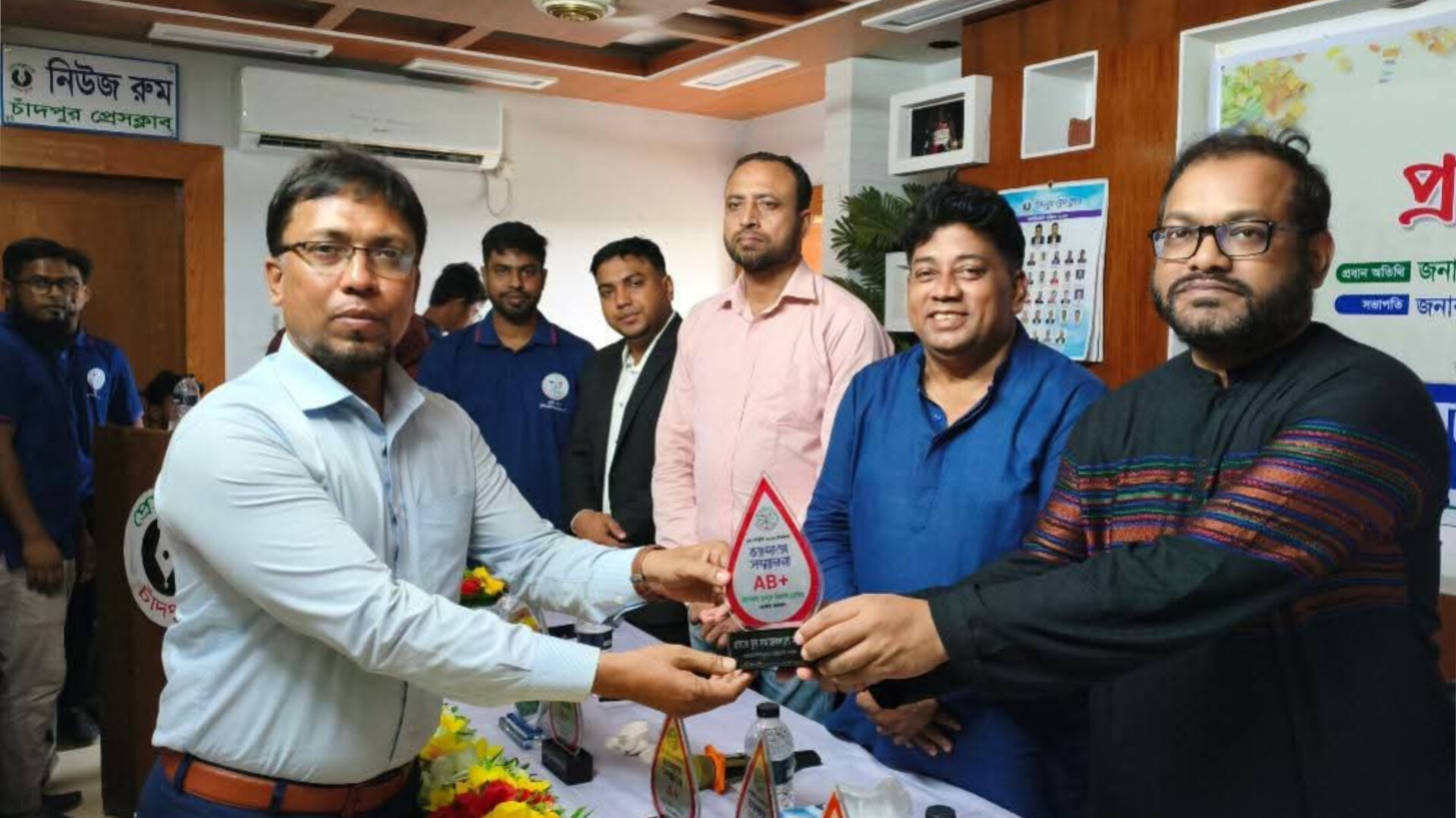 ২৩ বার রক্তদান করে সম্মাননা পেলেন শাহমাহমুদপুর ইউনিয়নের প্রশাসনিক কর্মকর্তা এমএ কুদ্দুস রোকন