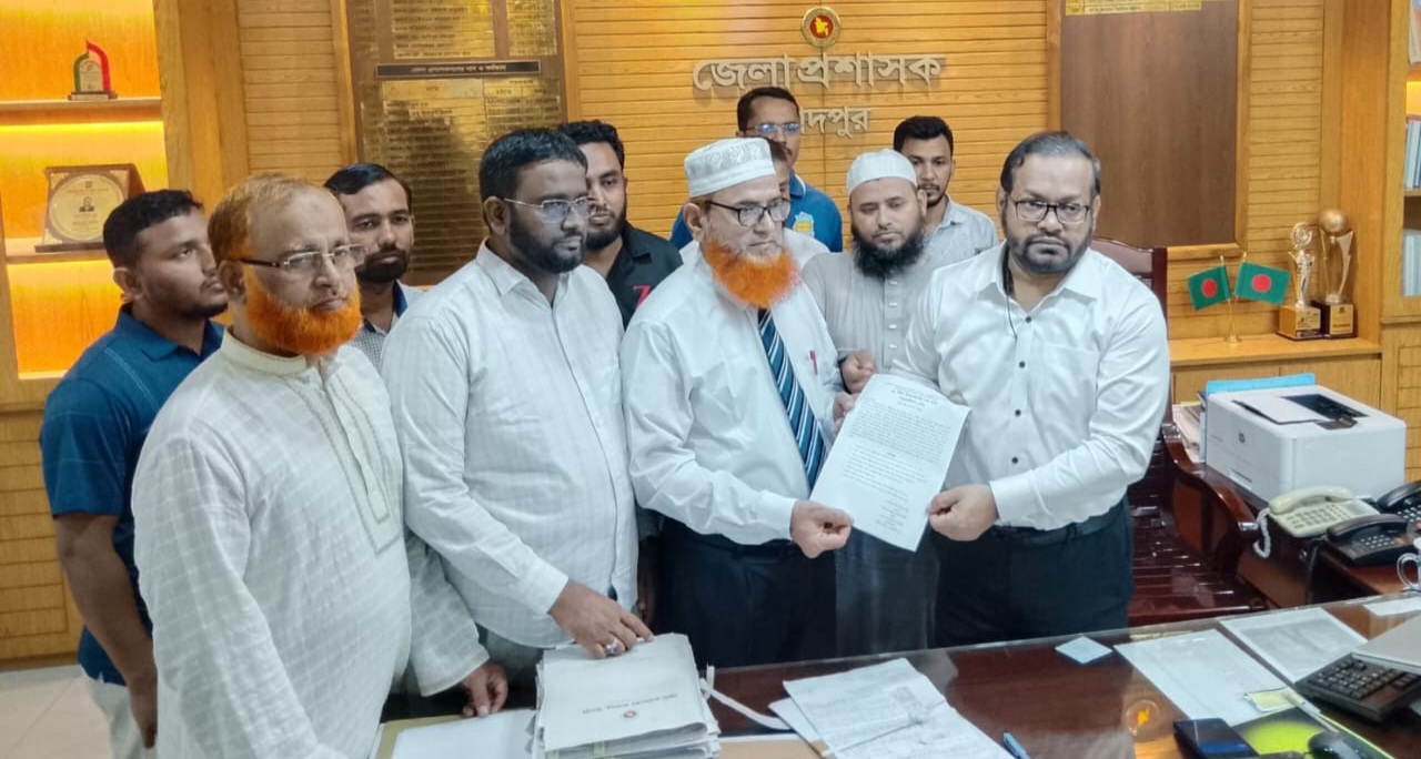 জনদুর্ভোগ নিরসন ও ‘জুলাই সনদ’ বাস্তবায়নের দাবিতে চাঁদপুরে ১১ দলীয় জোটের স্মারকলিপি