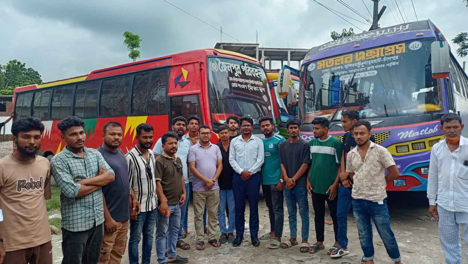 সড়ক দুর্ঘটনার প্রতিবাদে বাস চলাচল বন্ধ