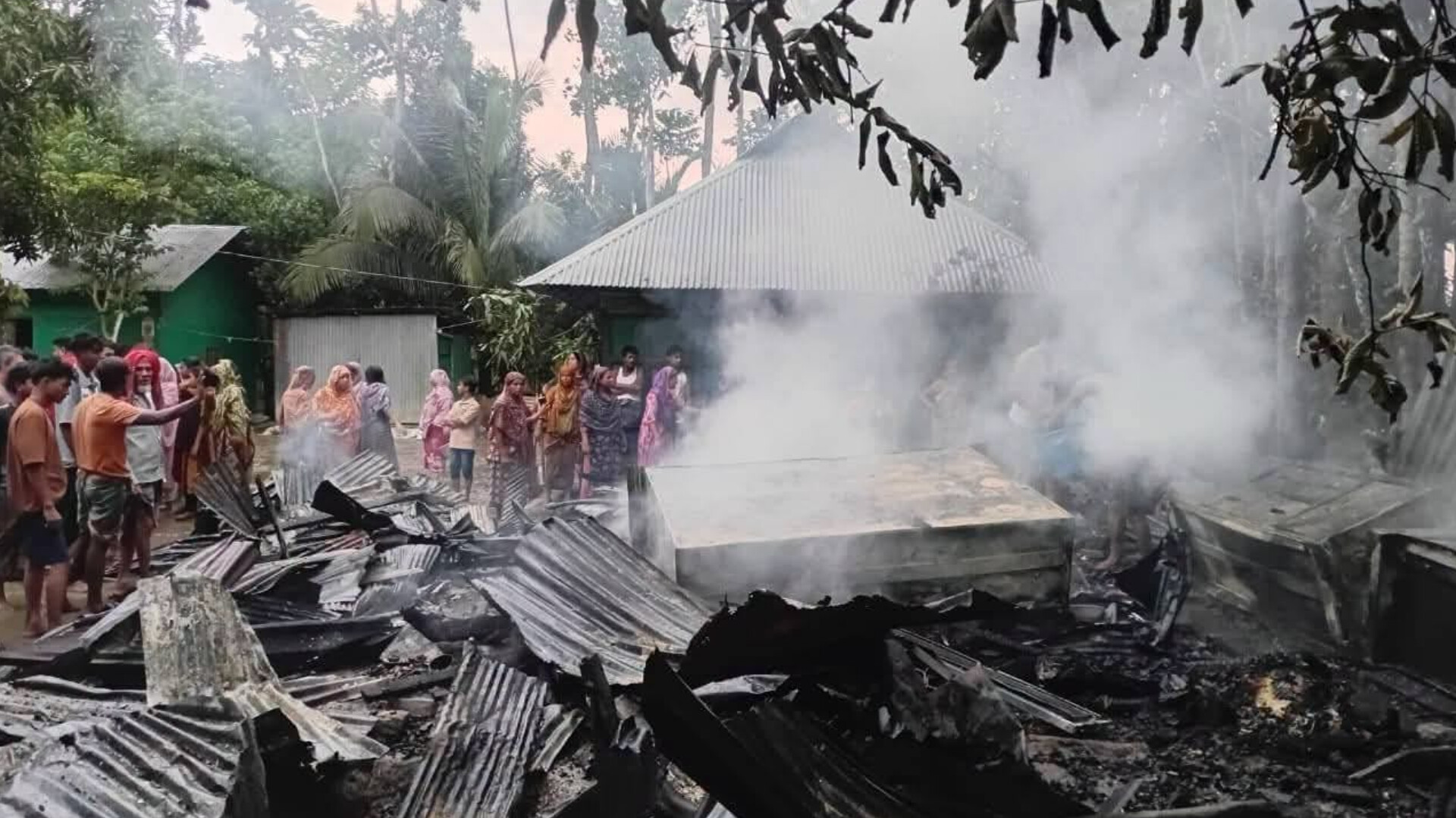 কচুয়ায় বৈদ্যুতিক শর্ট সার্কিটে প্রবাসীর বসতঘর পুড়ে গেছে