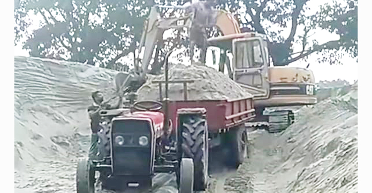 নিষিদ্ধ সত্ত্বেও কারেন্ট জালের মতোই ট্রাক্টরের বহুল ব্যবহার?
