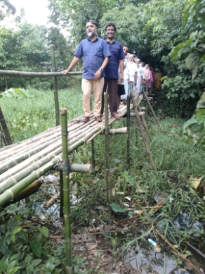 দাসদীর মুন্সিবাড়িতে সাঁকো সংস্কার করলেন মোবারক পালোয়ান, স্থায়ী ব্রিজ নির্মাণের দাবি এলাকাবাসীর