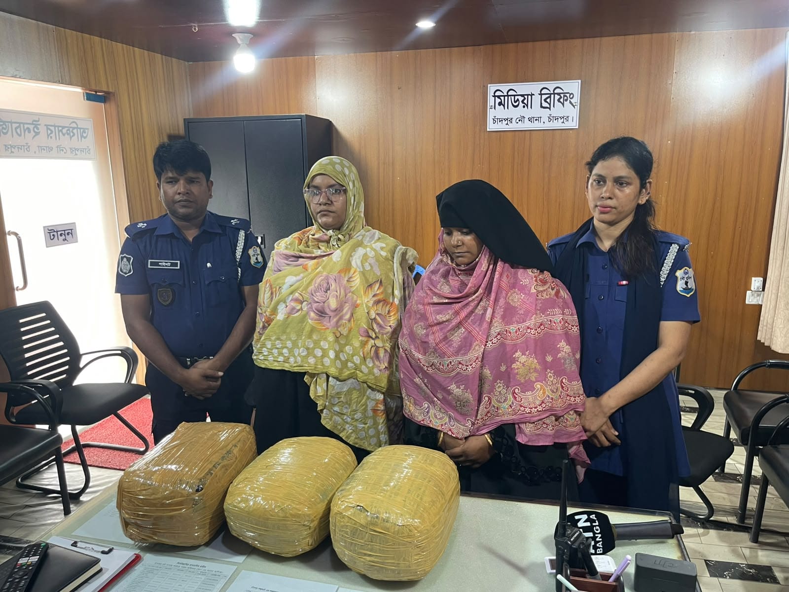 চাঁদপুর লঞ্চঘাটে ৯ কেজি গাঁজাসহ দু নারী আটক