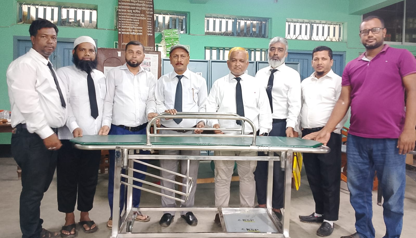 জেলা আইনজীবী সমিতিতে আ. সাত্তার খান ফাউন্ডেশনের দুটি স্ট্রেচার প্রদান