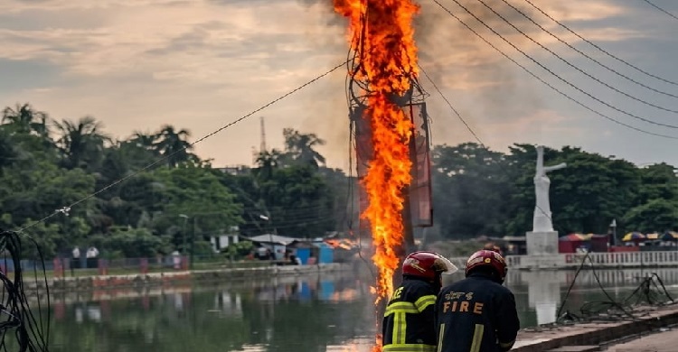 বিদ্যুৎ খুঁটিতে বারবার আগুন—কার উদাসীনতায়?