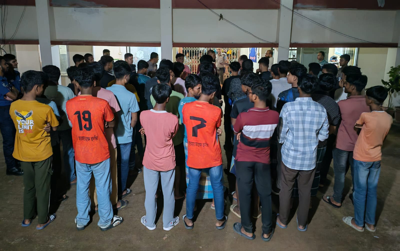 শাহরাস্তিতে আড্ডার সময় ৪৫ কিশোর আটক, মুচলেকায় মুক্তি